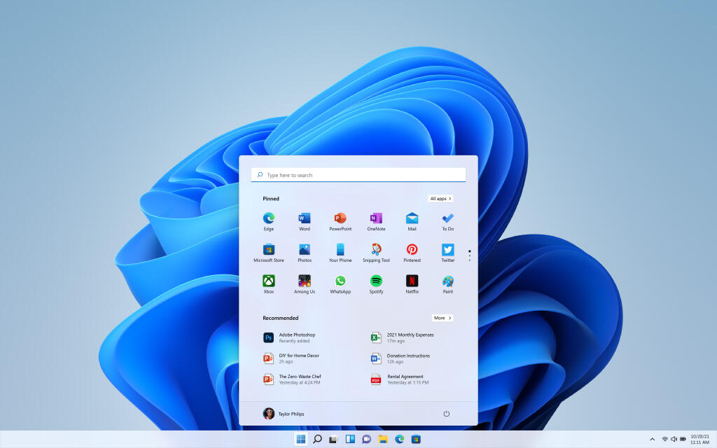 Interfaccia di Windows 11 con il nuovo menu Start centrale.